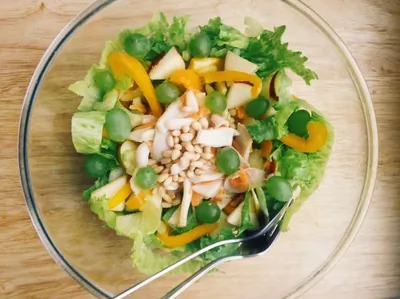 Теплый салат с кальмаром в кокосовых сливках