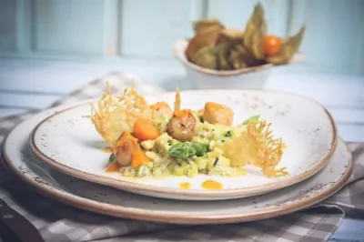 Морской гребешок с овощным ризотто и пармезаном