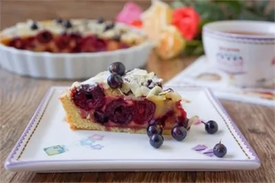 Пирог с вишней и черной смородиной