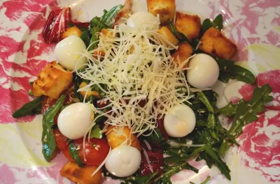 Салат с рукколой, помидорами и сухарями