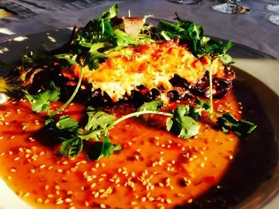 Запеченный баклажан с крабом и устричным соусом