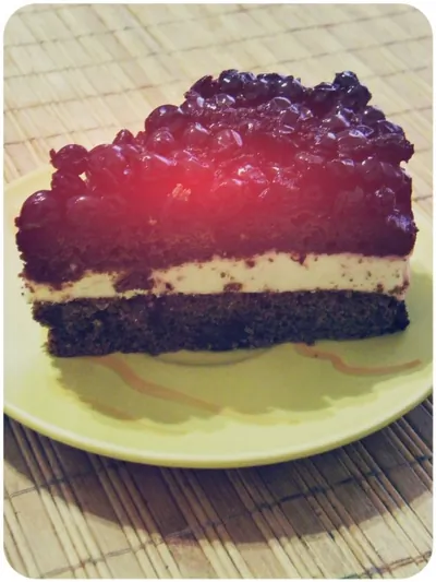 Бисквитный торт с желе из черной смородины