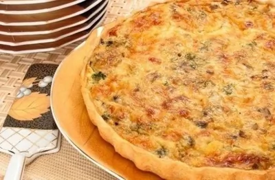 Открытый пирог с курицей и грибами