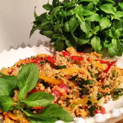 Салат из киноа со свежими овощами и цитрусовыми