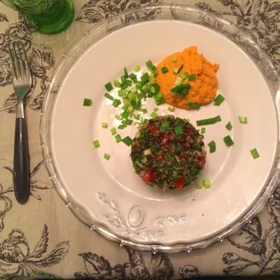 Безглютеновое табуле из киноа с чечевицей белуга