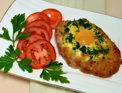 Бифштекс из свиного фарша, запеченный в духовке, с яйцом