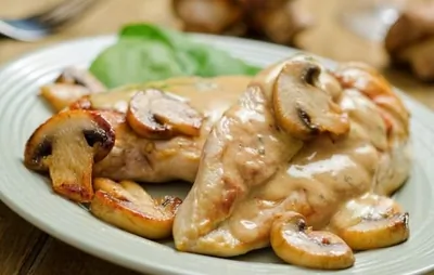 Курица под сырно-грибным соусом