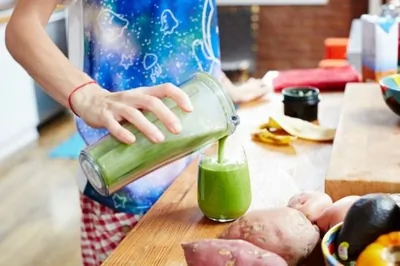 Смузи со шпинатом и миндальным молоком