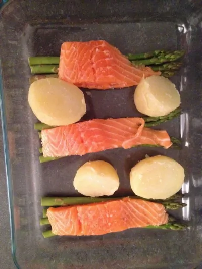 Семга с картофелем, спаржей и соусом песто