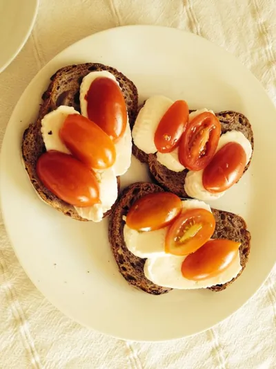 Брускетта с моцареллой и помидорами