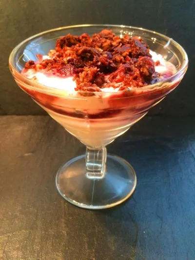 Десерт «Черный лес» с гранолой