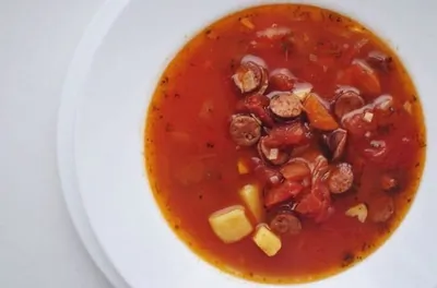 Томатный суп с колбасками