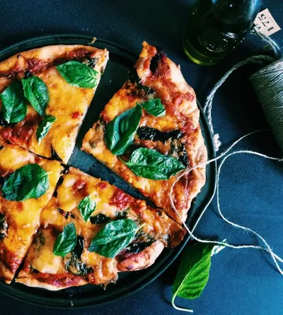 Пицца Маргарита с моцареллой и пармезаном