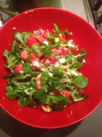 Салат с корном, радикьо и кунжутным маслом