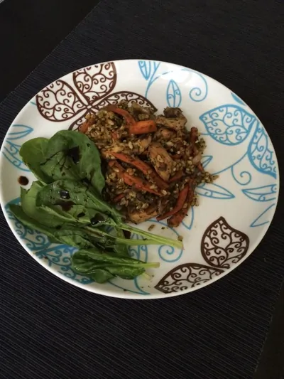 Плов из цельнозернового риса и шпината