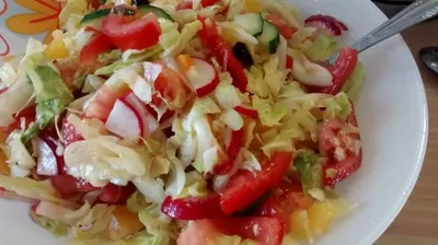 Салат из свежих овощей и сухофруктов