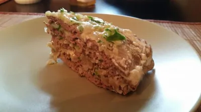 Торт из куриной печени со свежим огурцом и луком