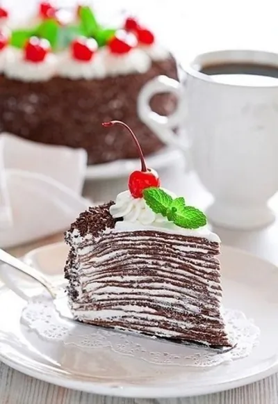 Торт из шоколадный блинчиков со сливочно-шоколадным кремом