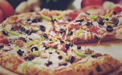 Пицца с салями и маслинами