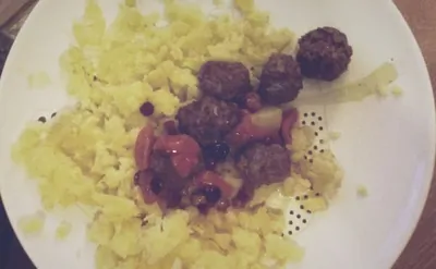 Фрикадельки в клюквенно-медовом соусе в духовке