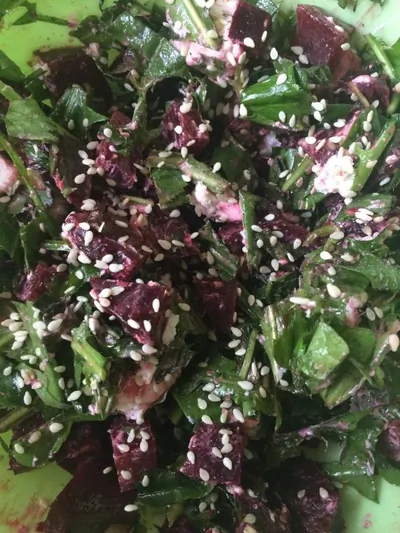 Салат из свеклы и листьев одуванчика