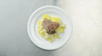 Шпецле с тушеным мясом и картофелем