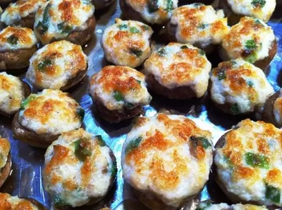 Грибы, фаршированные сладким перцем, запеченные под сыром