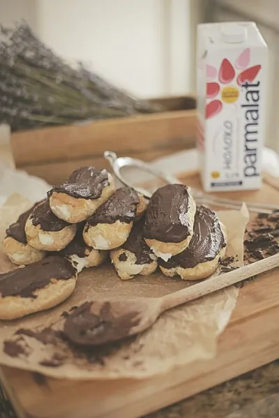 Эклеры с шоколадной глазурью