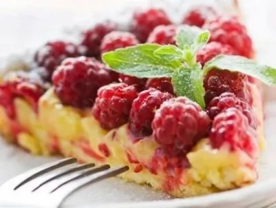 Творожная запеканка со свежей малиной