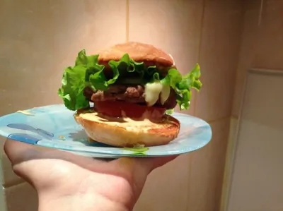 Бургер с говядиной и горчичным соусом