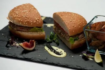 Бургер с тунцом и васаби-майонезом