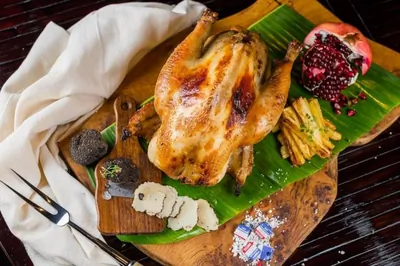 Ножка бресской пулярки, запеченная в печи, с молодыми овощами