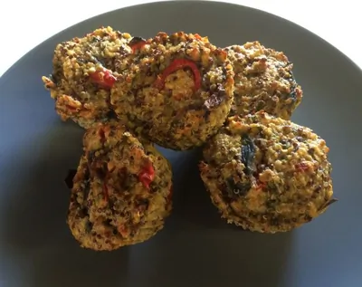 Овощные маффины из киноа с копченым лососем