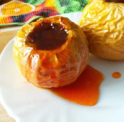 Печеные яблоки с изюмом и корицей
