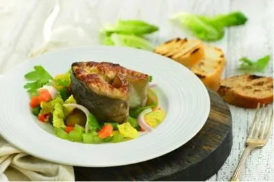Стейк из осетрины с овощами
