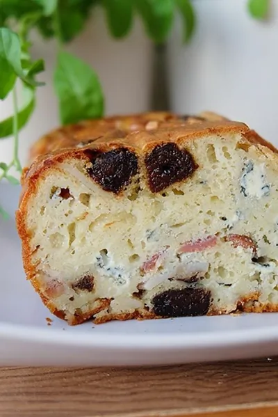 Кекс с голубым сыром и черносливом