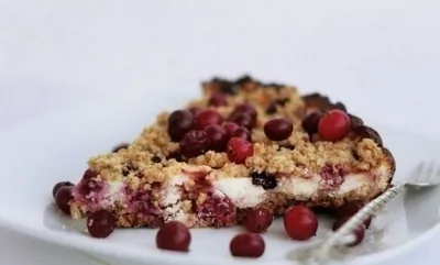 Творожный пирог с ягодами и овсянкой