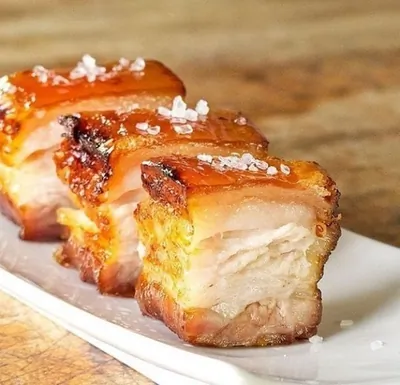 Маринованное с чесноком и специями сало, запеченное в духовке