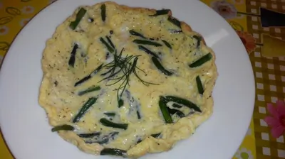 Омлет с чесночными перьями по деревенски