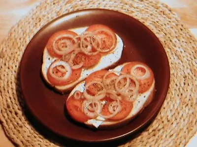 Закусочные бутерброды с помидором и луком