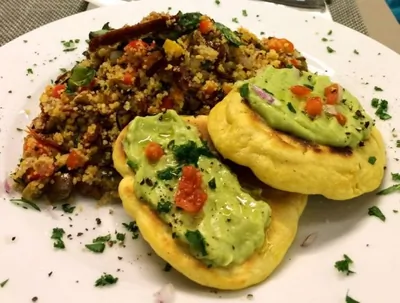 Кускус с запеченными овощами и оладьями из кукурузной муки и соусом из авокадо