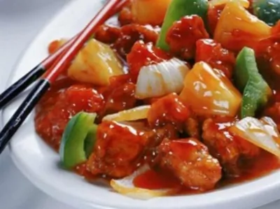 Курица с овощами, рисом, зеленью в кисло-сладком соусе