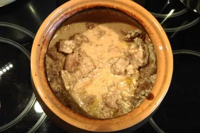 Говядина в горшочке в сметанно-горчичном соусе