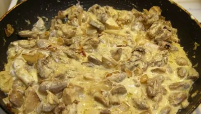Грибы с куриной грудкой в сметане