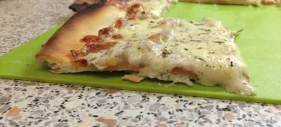 Пицца с грудинкой и луком-шалот