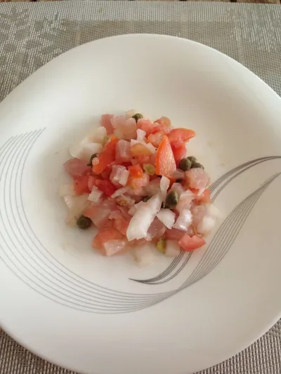 Тартар из тунца с помидорами и каперсами