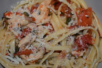 Паста баветте со шпинатом и индейкой по итальянски