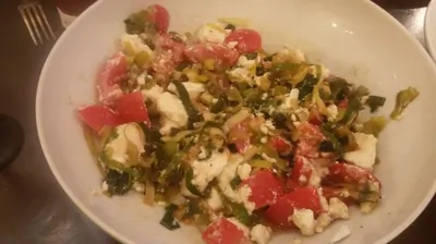 Салат с брынзой и пореем