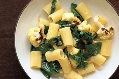 Паста с цветной капустой и шпинатом