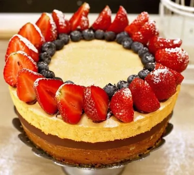 Торт «Шоколад и клубника» со сгущенным молоком